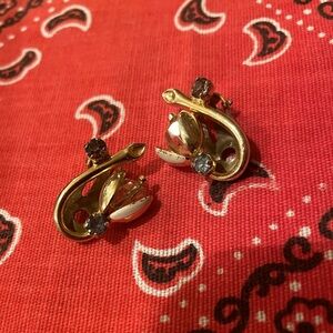 Vintage Clip-On Flower Earrings - 70’s / 80’s (Costume Jewelry)